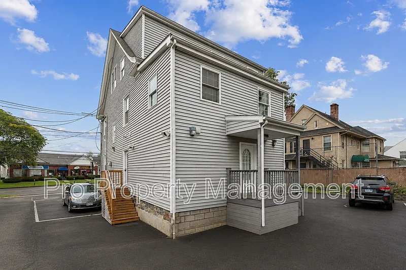 3 bed, 2.0 bath, 2389 sqft, $2,695 — Photo 2