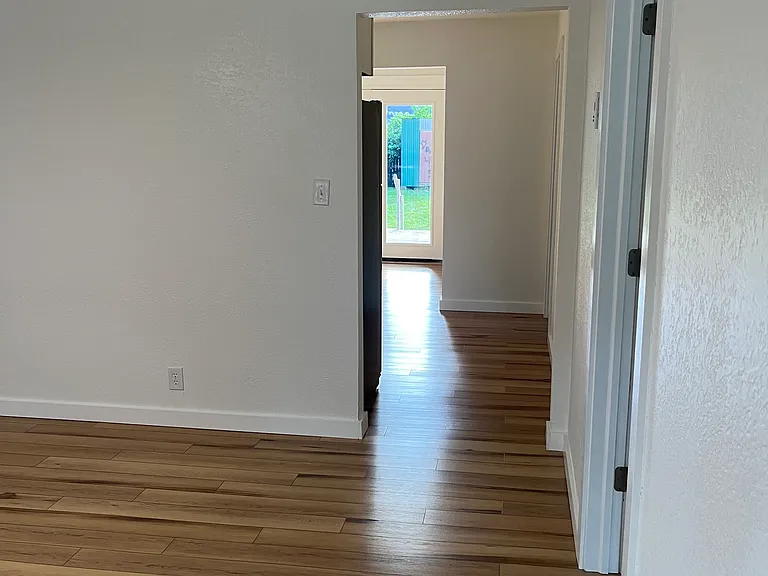 1104 S State Ave — Photo 12