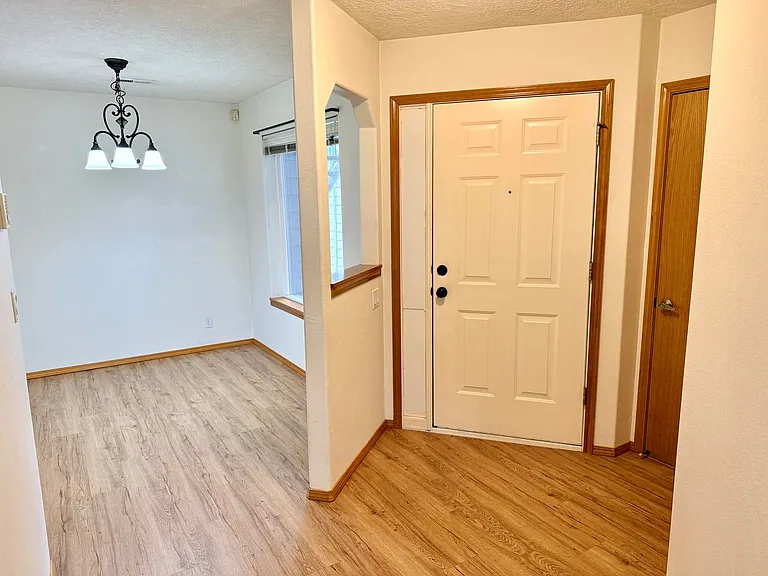 Large 980sq. 1 bedroom apartment with attached garage plus 1 parking space — Photo 8