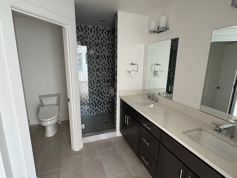 947 W McGraw St #41 — Photo 16