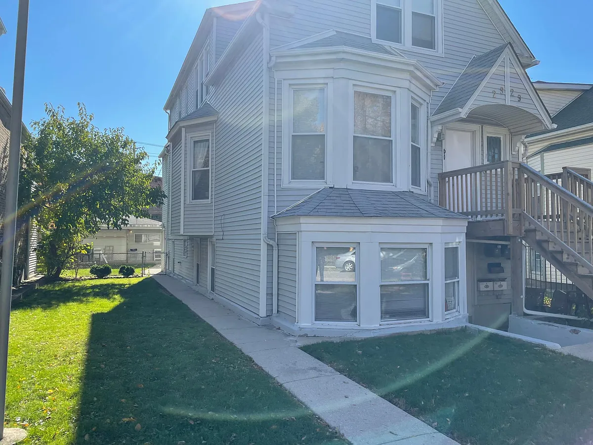 Building Photo - 2929 W Roscoe St #1