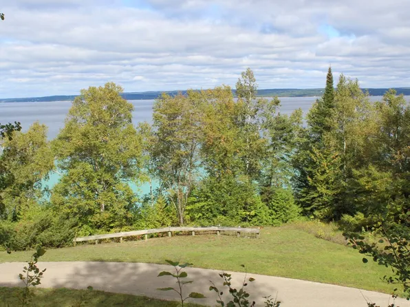 7404 Preserve Dr N, Bay Harbor, MI 49770