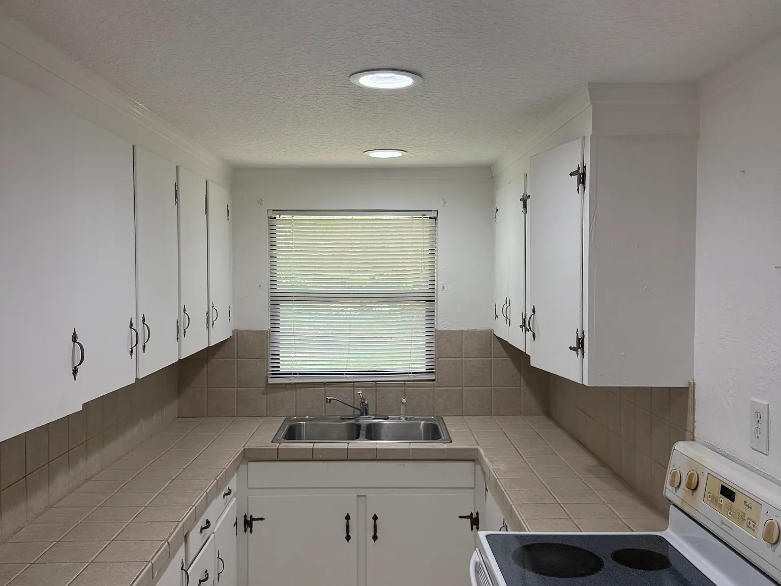 1270 N Sparkman Ave — Photo 2