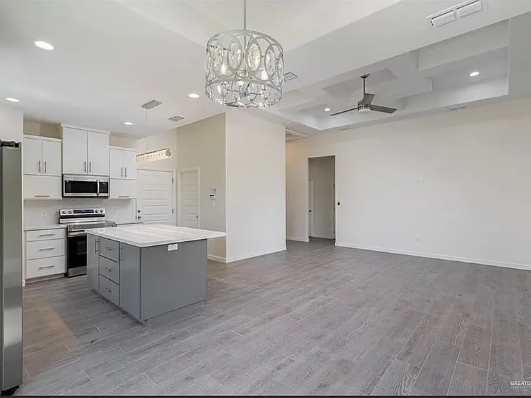 1424 W Franklin Ave — Photo 1