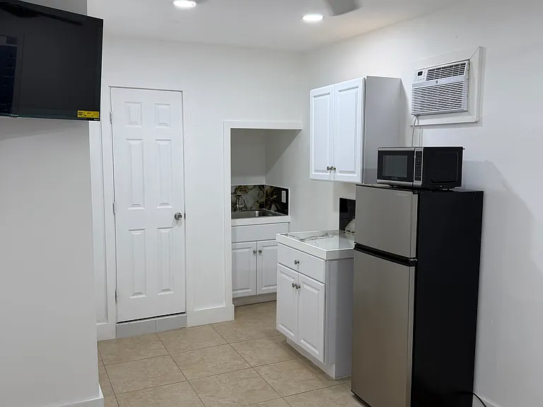 340 Hialeah Dr — Photo 1