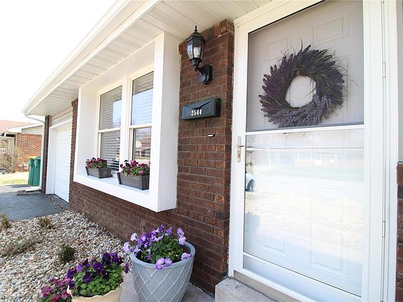 3rd image of 2544 Stratford Ln