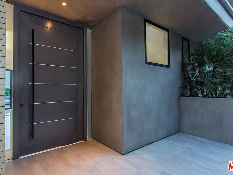 1413 Queens Rd — Photo 36
