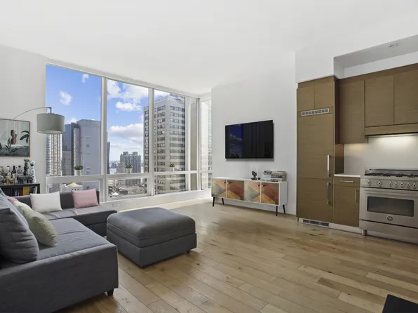 325 Lexington Avenue image 2 of 11