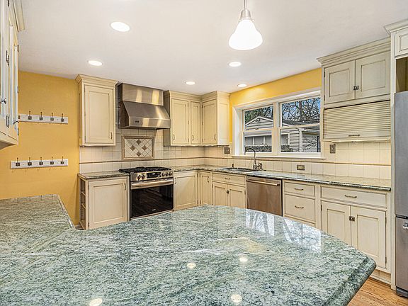 5th image of 1418 Iroquois Pl