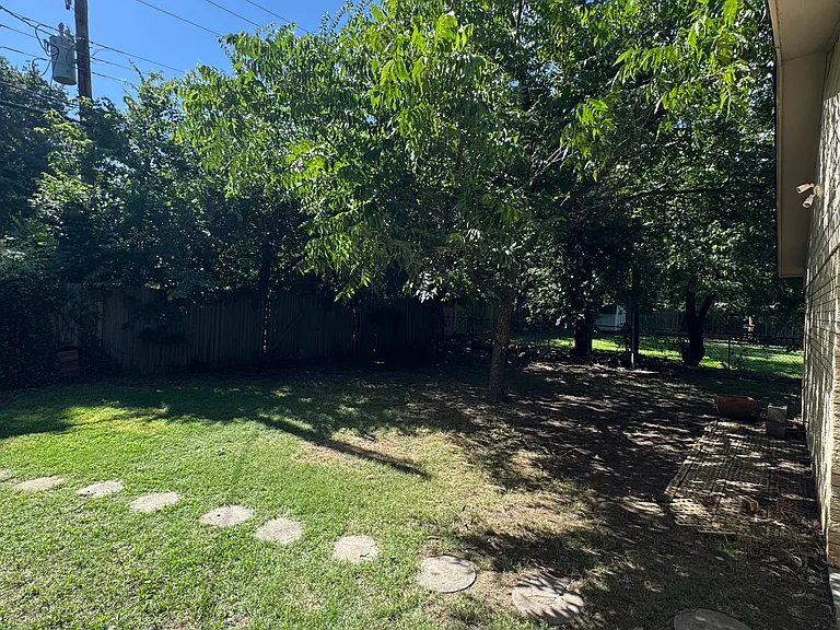 1117 Russell Ln — Photo 12