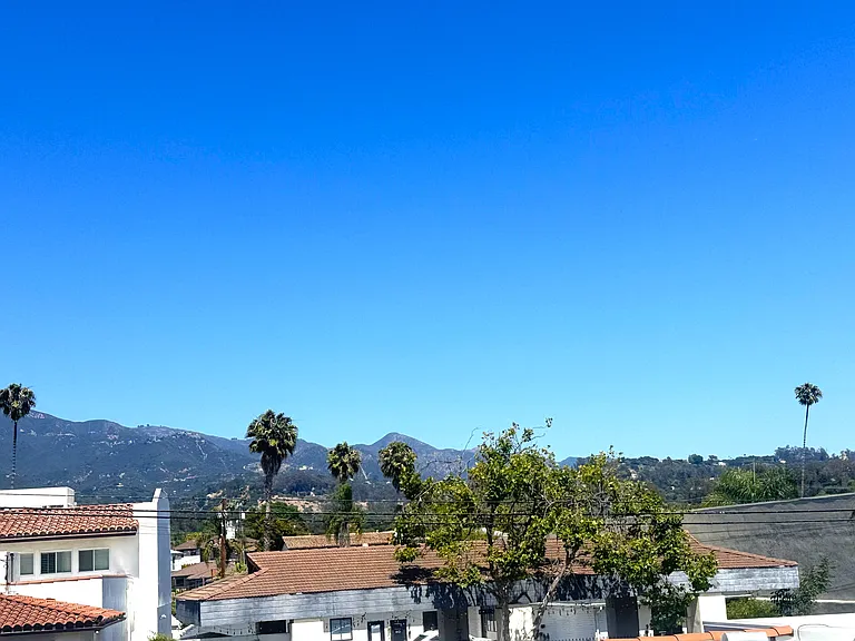 2945 De La Vina St #C — Photo 10