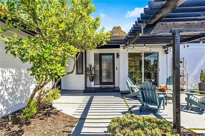 802 Avenida Presidio — Photo 2