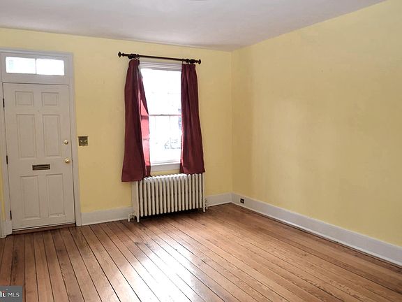 3rd image of 415 Queen St