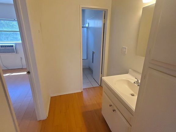 5th image of 5301 Newcastle Ave #39