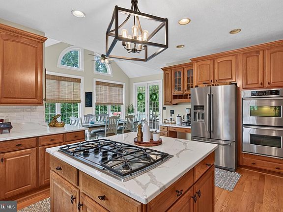 5th image of 356 Chimney Cir