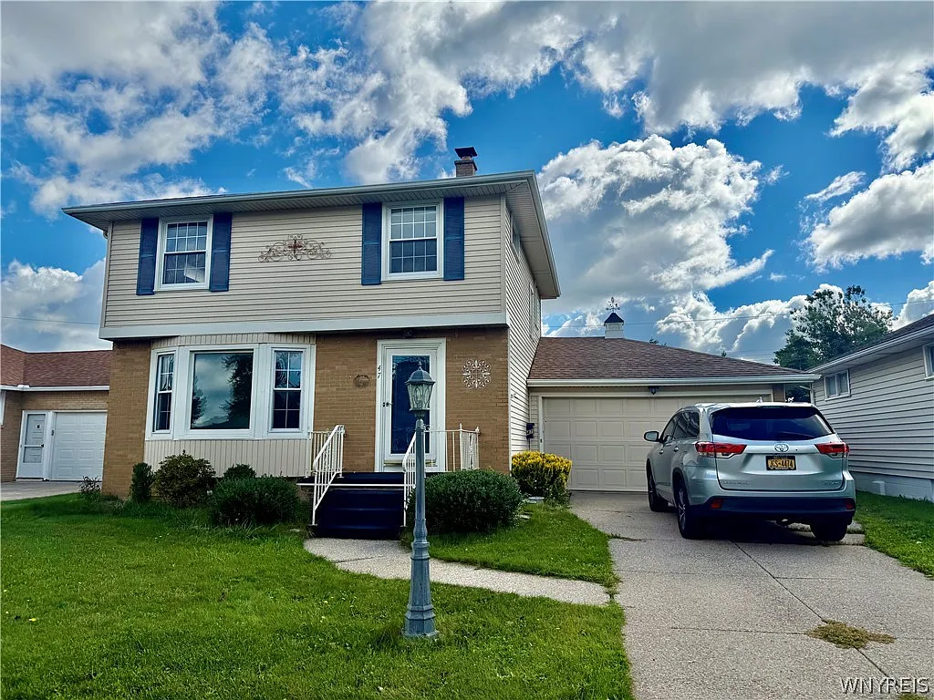 3 bed, 1.5 bath, 1351 sqft, $2,200 — Photo 1