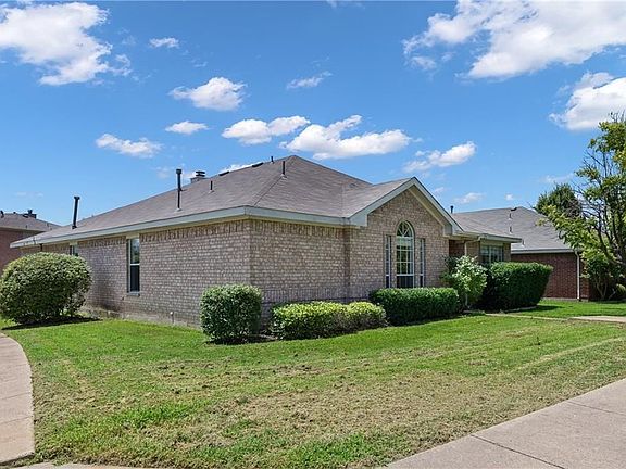2nd image of 2901 Lakefield Dr