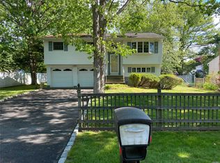 132 Wayne St, Hauppauge, NY 11788