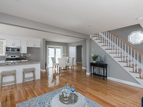 4th image of 87 Glenwood Pl