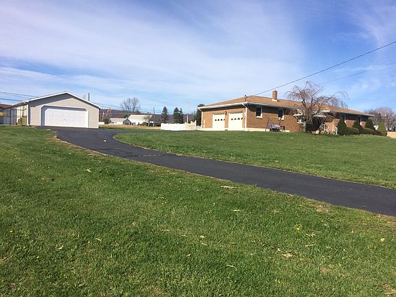 View of home from driveway 