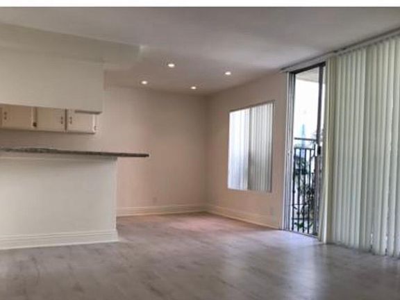 3rd image of 1728 Montana Ave #27