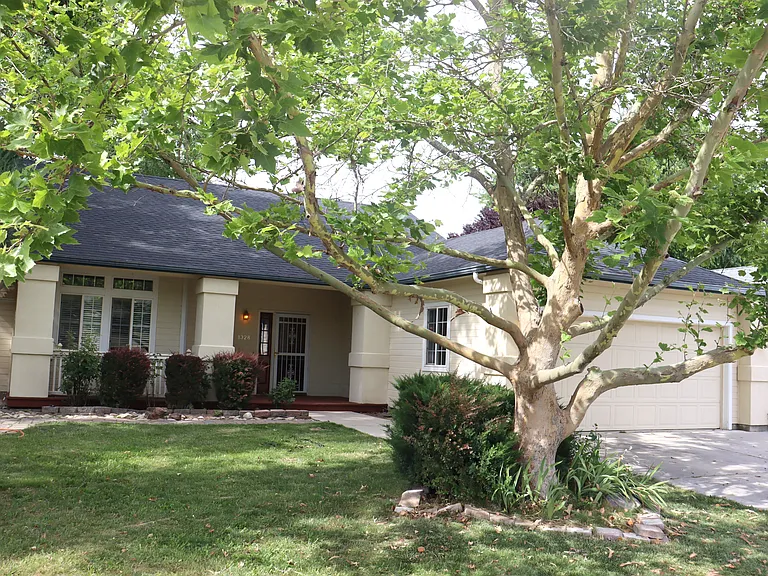 1328 E Hunter Dr — Photo 1