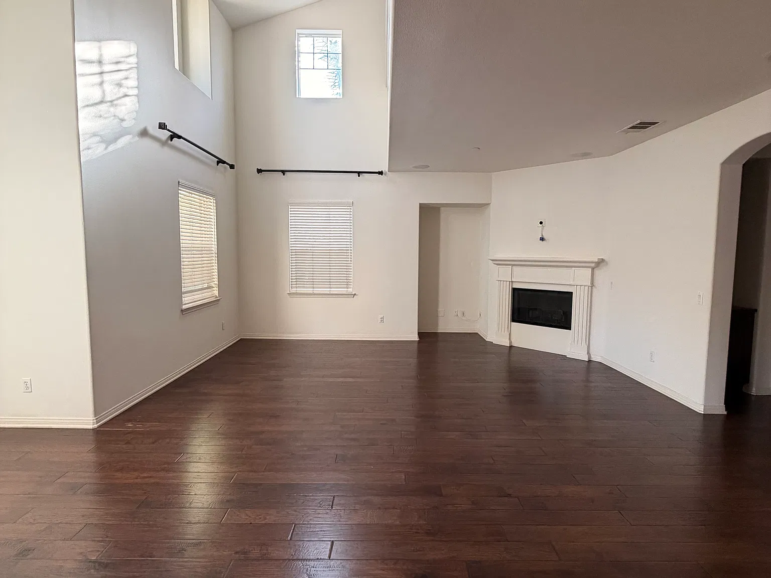 3 bed, 1922 sqft, $4,400 — Photo 4