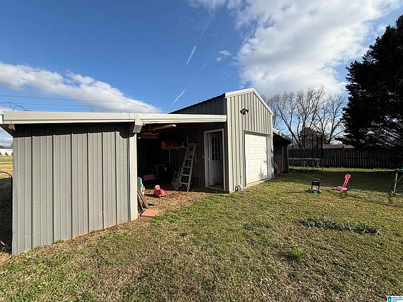 4th image of 1000 Moore Rd