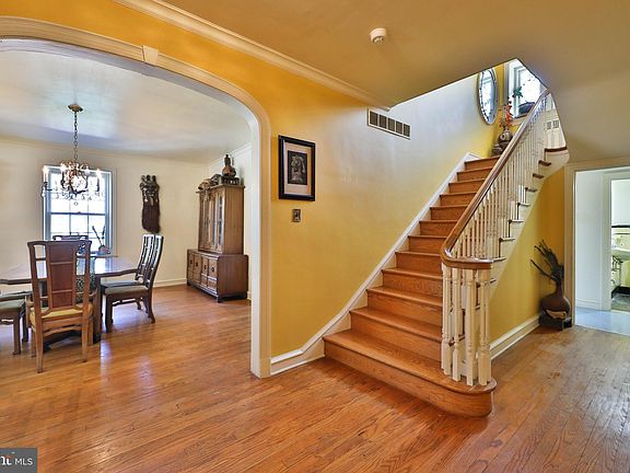 3rd image of 5308 Woodbine Ave