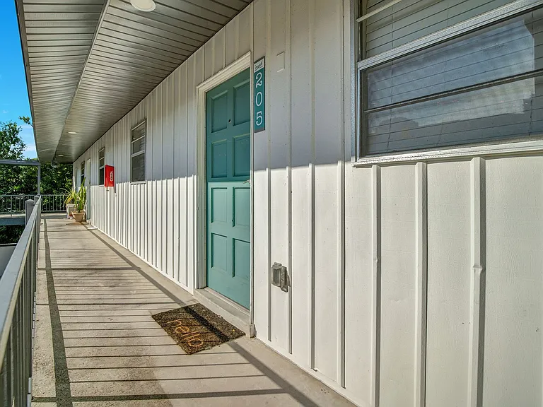 129 E Amelia St — Photo 11