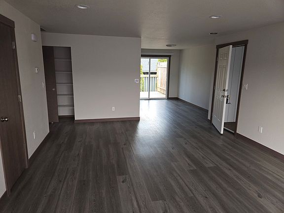 3rd image of 203 Stanford Dr