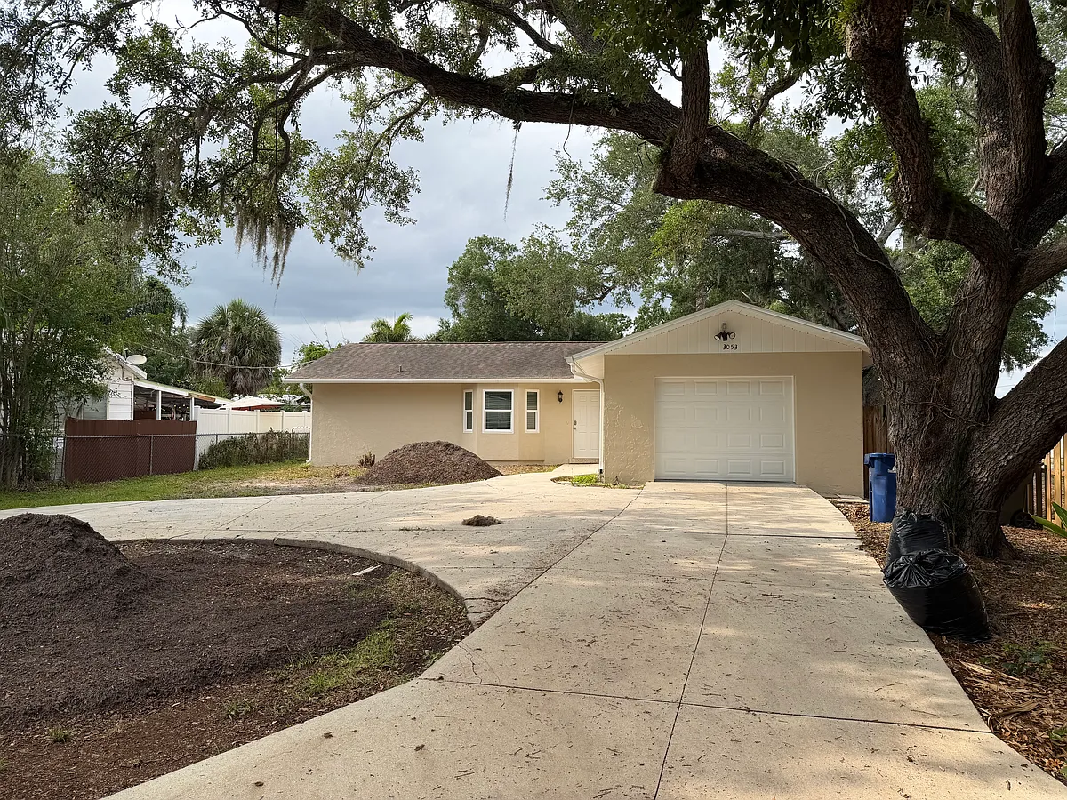 Building Photo - 3053 Hillview St