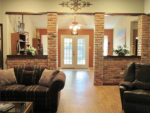 3rd image of 4833 Jennifer Ln