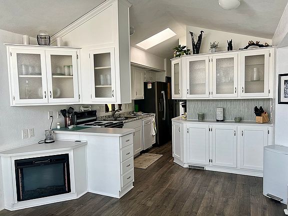 Elec fireplace & cabinetry