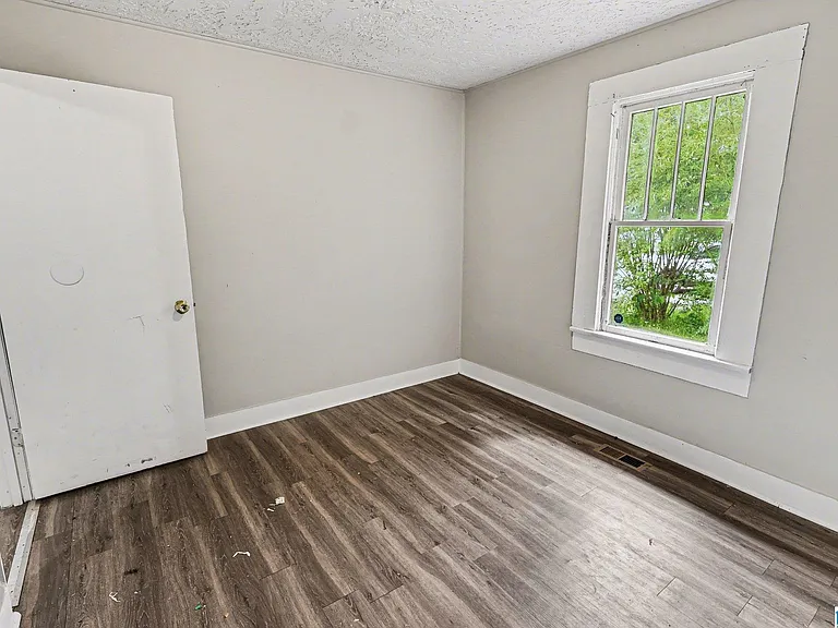 1447 Wharton Ave — Photo 12
