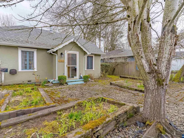 748 20th St NE, Salem, OR 97301