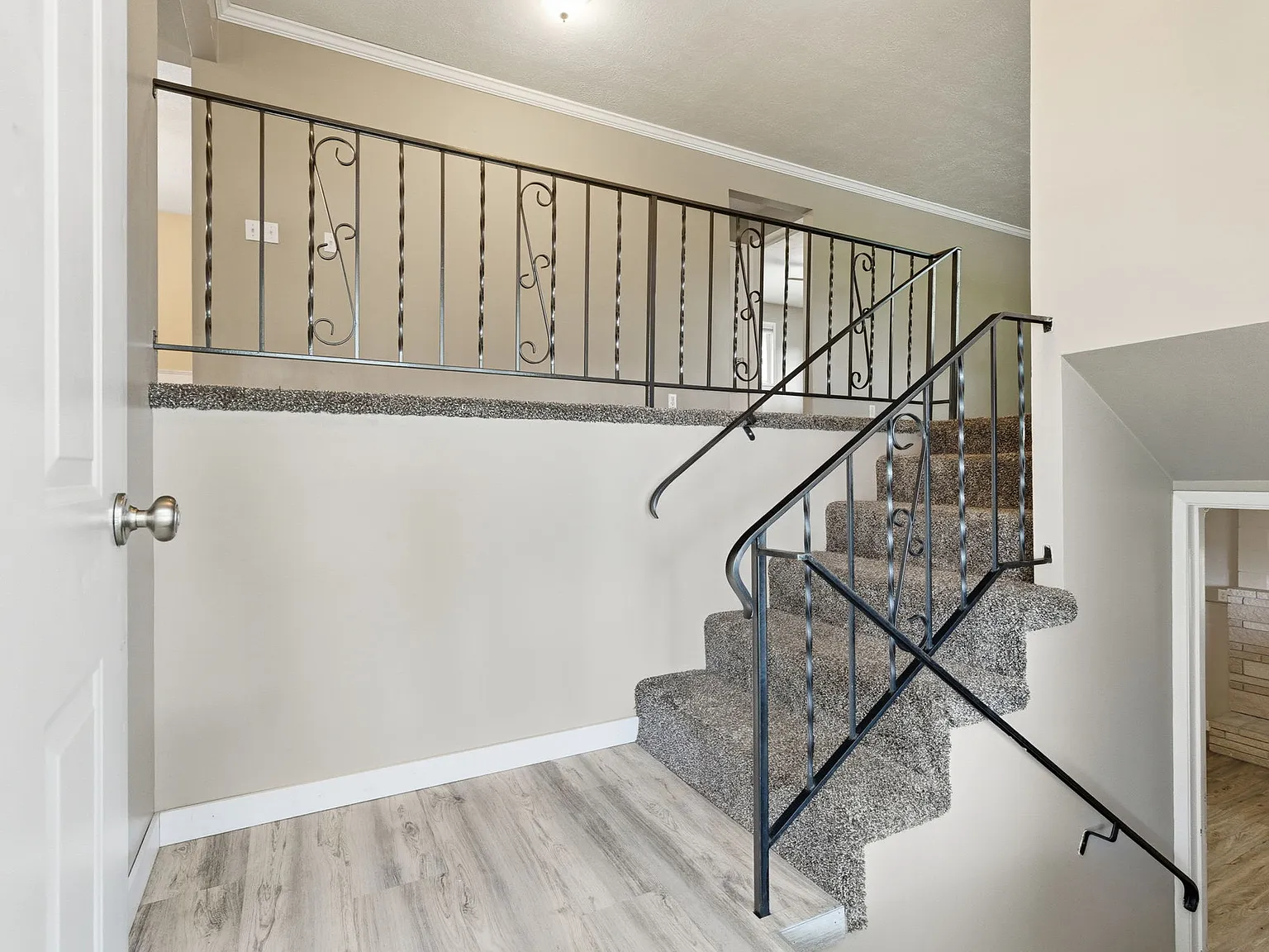 3 bed, 1929 sqft, $2,300 — Photo 3