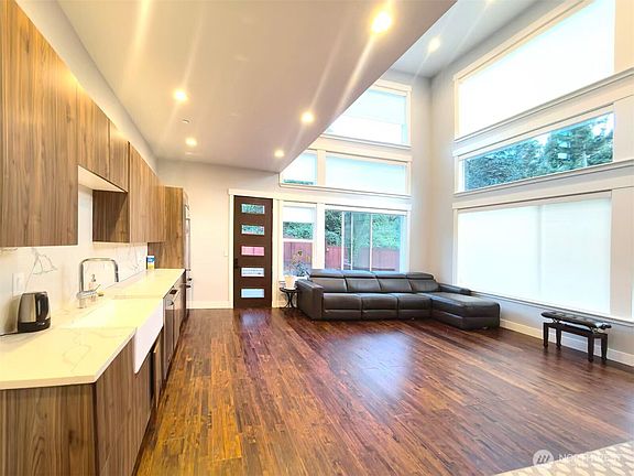 4th image of 3621 Lincoln Avenue NE
