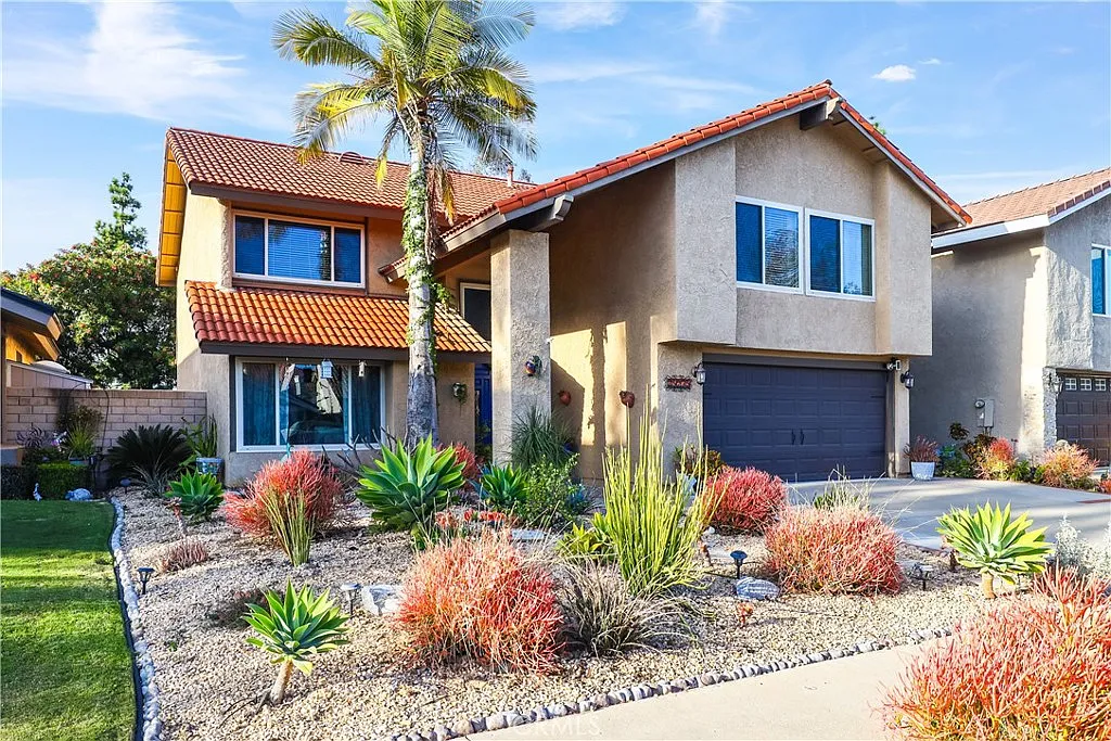 5 bed, 2.5 bath, 2560 sqft, $5,895 — Photo 1