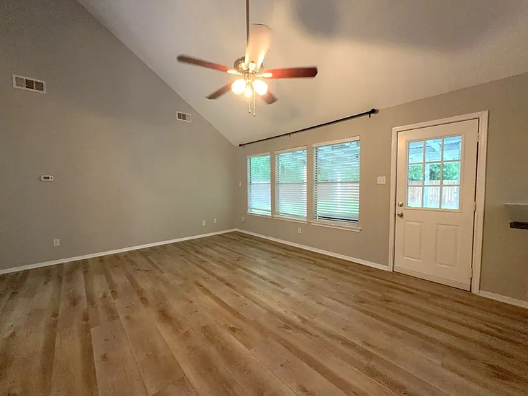 2106 Lexington Woods Dr — Photo 9