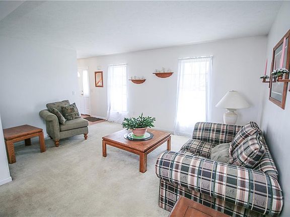 5th image of 38 Hutton Cir