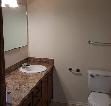 5th image of 905 Parkwood Dr APT J