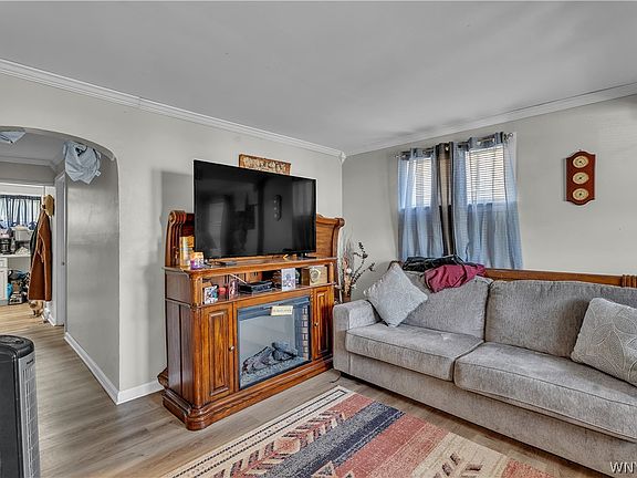 5th image of 141 Esser Ave