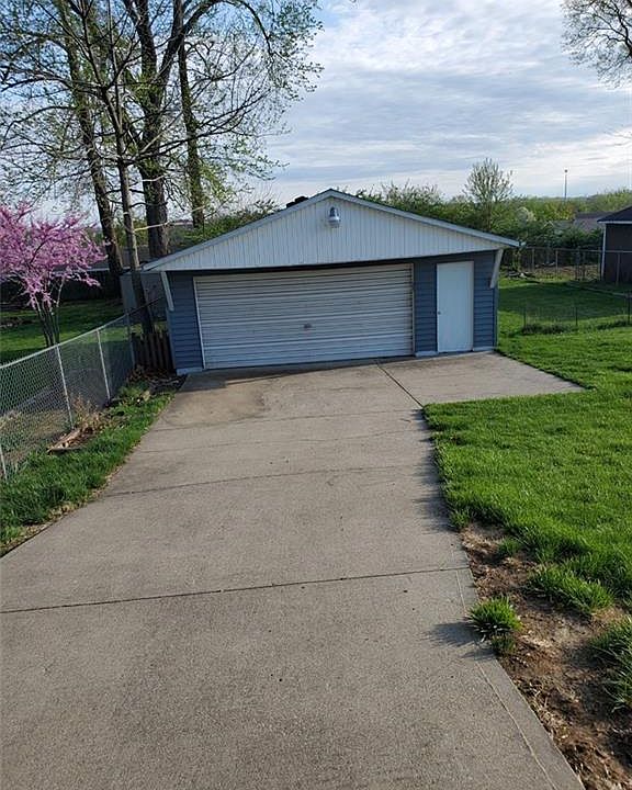 2nd image of 4202 Helton Dr
