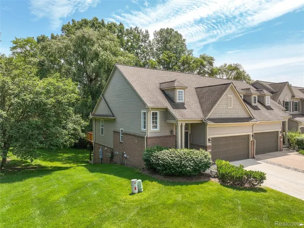 977 Sloane Ct, White Lake, MI 48386