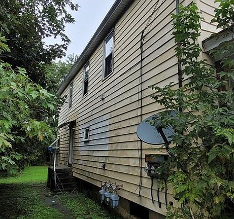 3rd image of 325 E Thurston St