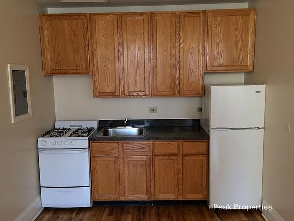 5th image of 3917 N Southport Ave APT Gdn