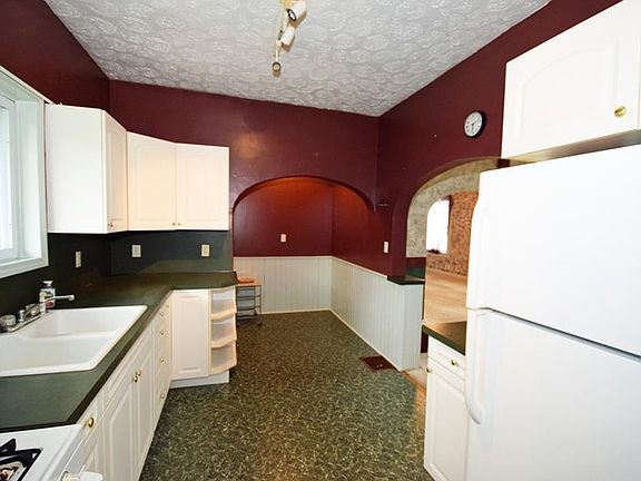 5th image of 101 N Maple St