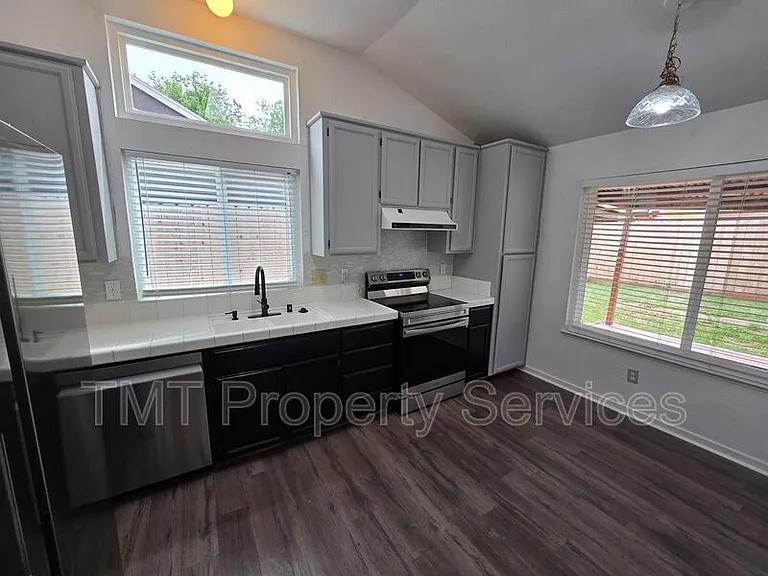 2234 Wall St — Photo 39
