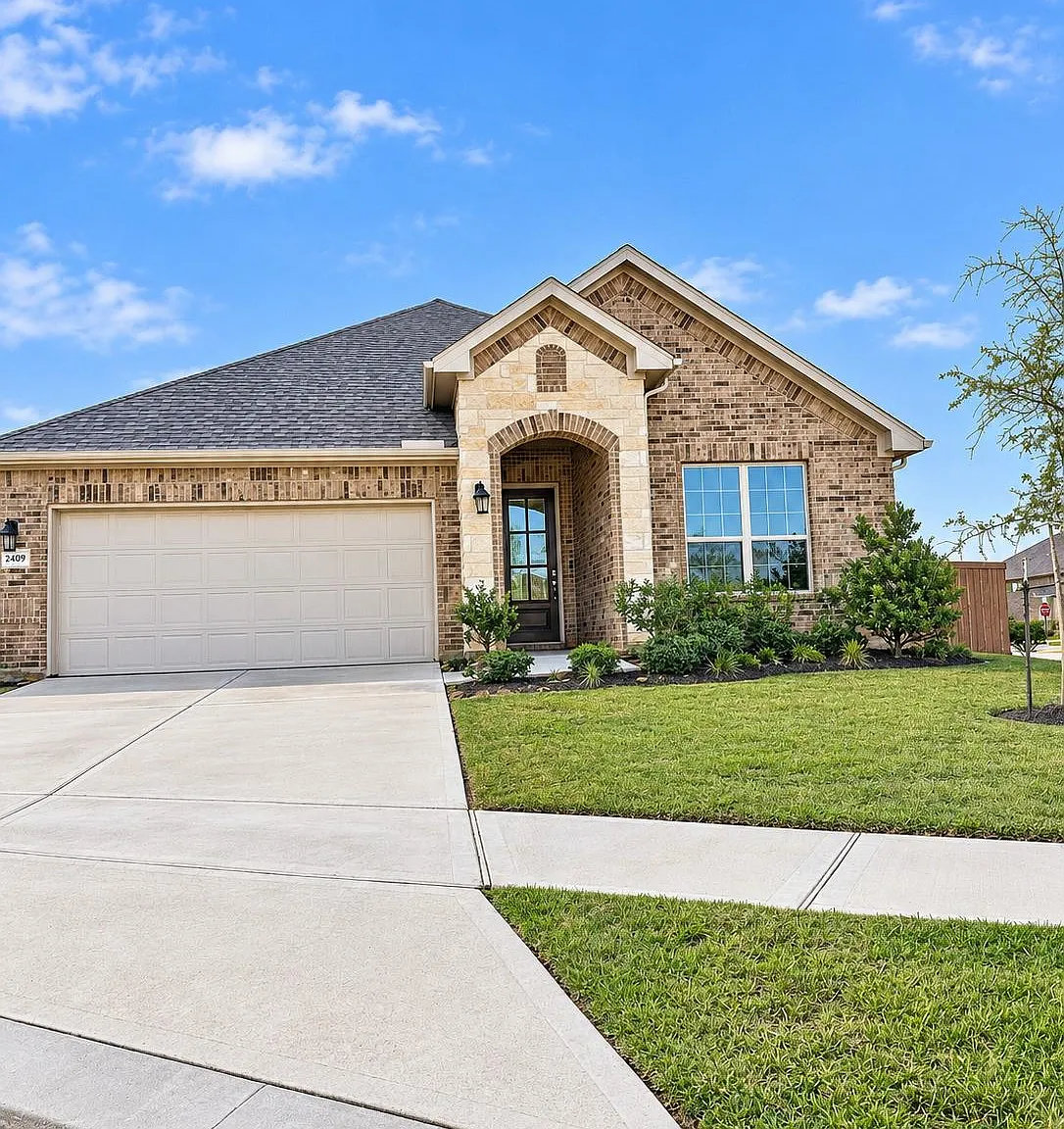 4 bed, 2.0 bath, 1942 sqft, $2,700 — Photo 2